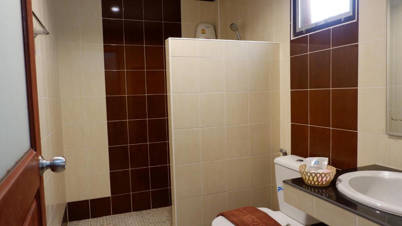 Resort Railumpoo Nakhon Sawan Exterior photo