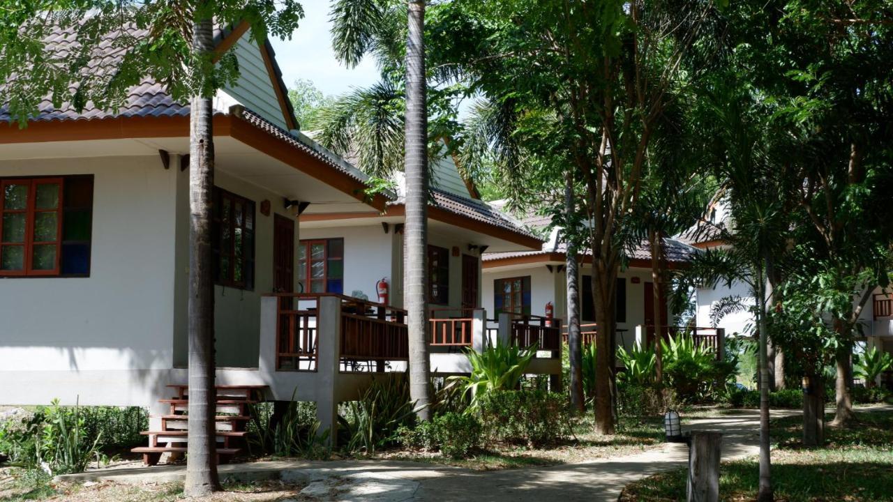 Resort Railumpoo Nakhon Sawan Exterior photo