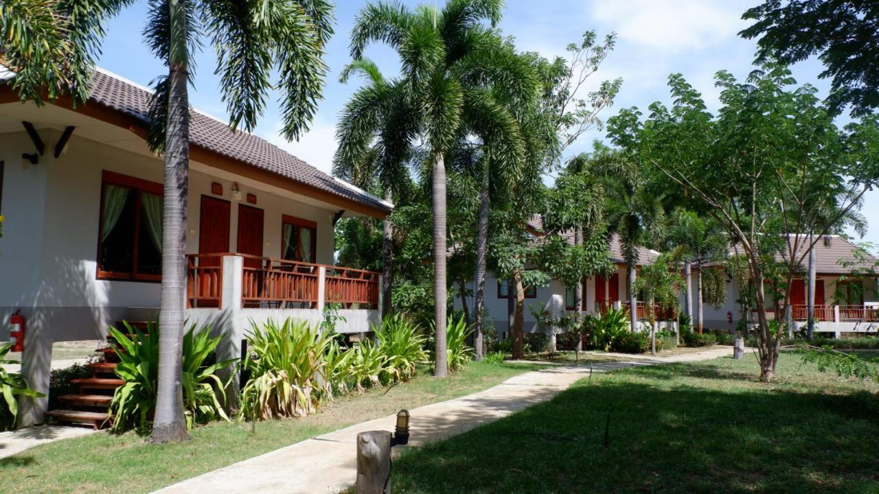 Resort Railumpoo Nakhon Sawan Exterior photo