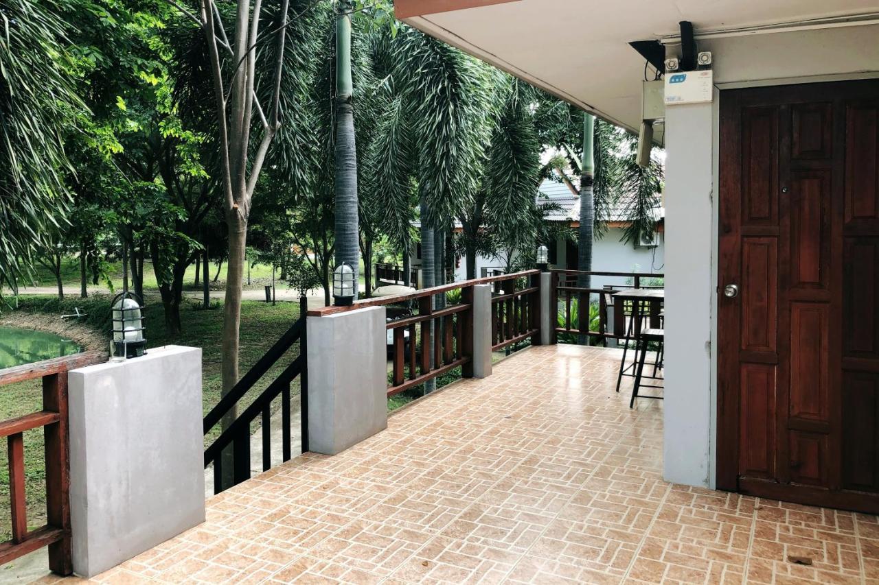 Resort Railumpoo Nakhon Sawan Exterior photo
