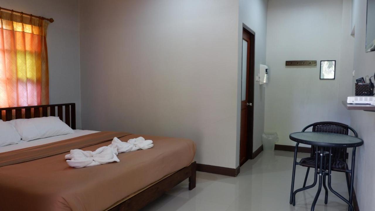 Resort Railumpoo Nakhon Sawan Exterior photo